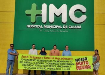 Família de paciente entrega faixa de agradecimento ao Hospital Municipal de Cuiabá