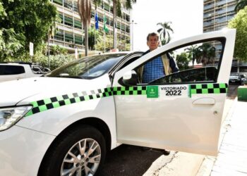 Prefeito amplia para dez anos uso de veículos para o serviço de táxi na capital