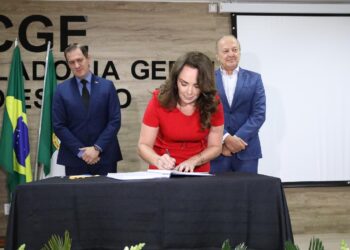 Governador em exercício empossa delegada-geral e nova diretoria da Polícia Civil de MT