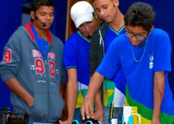 Governo de MT investe mais de R$ 60 milhões para ampliar uso de robôs nas escolas estaduais