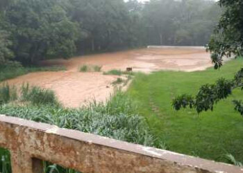Ruas de Chapada dos Guimarães ficam alagadas com temporal nesta sexta