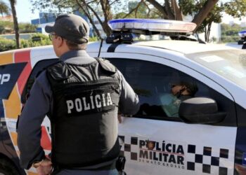 Mulher de 25 anos leva mais de 8 tiros e polícia procura por suspeitos