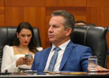 Mendes diz que trabalha 12 horas por dia e defende retomada de mais sessões na AL