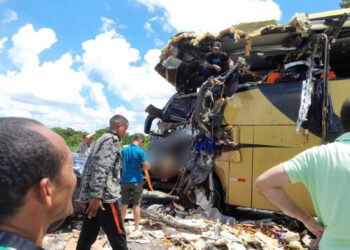 Acidente entre ônibus e carreta mata 8 pessoas na BR-174 em Cáceres