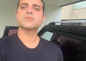 Delegado de MT que invadiu casa de mulher é autorizado a usar arma de fogo novamente