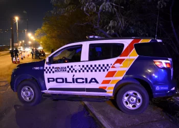 PM prende três membros de organização criminosa e apreende arma e drogas