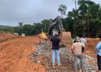 Estrada é consertada na MT-170 para liberar tráfego com mais de 100 caminhoneiros à espera