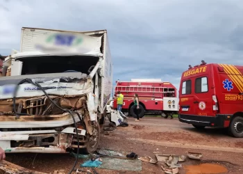 Acidente com três caminhões deixa uma pessoa ferida em MT