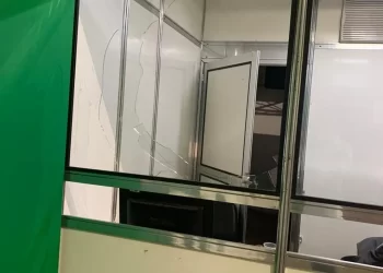 Paciente quebra vidro de atendimento de UPA e servidora fica ferida em Cuiabá