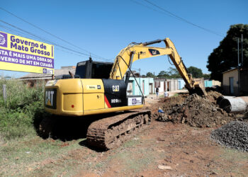 Governador e secretário de Infraestrutura vistoriam obras de asfalto novo em bairros de Cuiabá