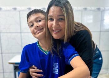 Desenvolvimento de estudante autista da rede estadual inspira mãe a mudar de profissão