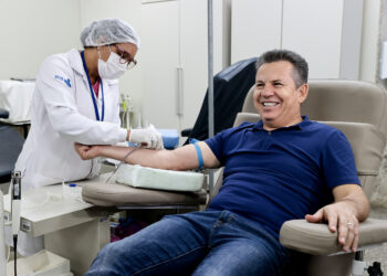 Governador faz doação no Hemocentro e pede colaboração: “Faça esse gesto e salve a vida de muita gente”