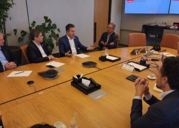 Em SP, governador busca novas experiências eficientes para avançar na Educação em MT