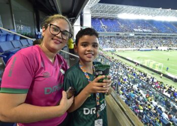 “Experiência única na vida dele”, diz mãe de menino autista que ganhou ingresso para jogo na Arena Pantanal