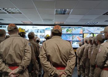 Alunos do Corpo de Bombeiros aprendem sobre radiocomunicação em visita técnica ao Ciosp