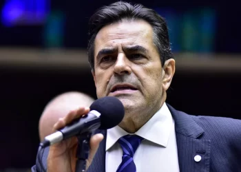 Deputado protocola PEC que autoriza o Congresso a suspender decisões do STF