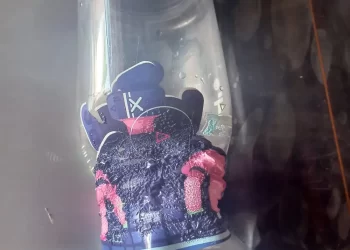 Garrafa de plástico derrete em porta-malas de carro por conta do calor de mais de 40ºC em MT