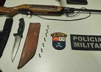 PM prende homem por maus-tratos contra filho com TEA, apreende arma e munições