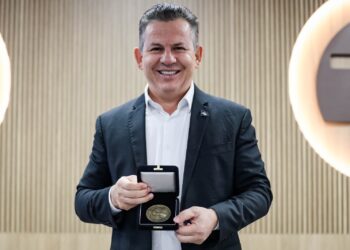 Governador recebe homenagem por contribuição para tornar Mato Grosso referência em gestão