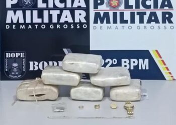 Polícia Militar apreende seis tabletes de maconha e prendem três pessoas por tráfico de drogas