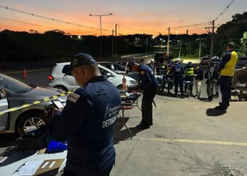 Onze motoristas são presos e 57 veículos removidos durante Operação Lei Seca neste domingo (15)