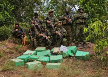 Gefron apreende 470 quilos de pasta base de cocaína em aeronave