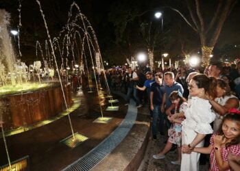 População lota centro de Chapada dos Guimarães para inauguração da praça: “Governo entregou um cartão-postal da cidade”, destaca prefeito