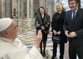 Aproximação de Milei com o papa pode ser um tiro pela culatra, avaliam analistas