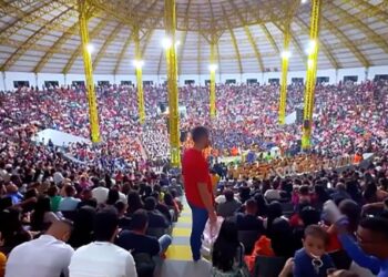 Show gospel de Cassiane reúne multidão no 1º encontro Adora Sinop