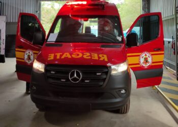 Corpo de Bombeiros Militar presta atendimento à vítima de queda de aeronave agrícola