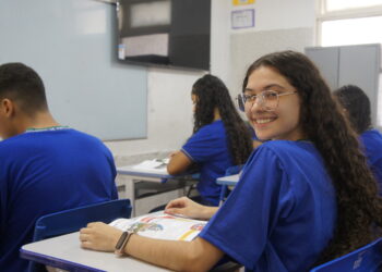 Estudantes têm até sexta-feira (15) para participar da campanha “#NossoTrajeÉAzul”