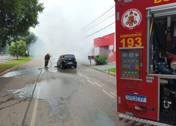 Corpo de Bombeiros Militar combate incêndio em veículo no centro de Nova Mutum