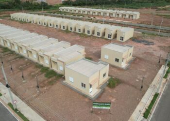 Famílias assinam contrato para aquisição de casas em Várzea Grande