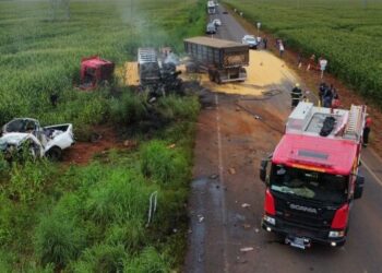 Corpo de Bombeiros atende ocorrência de acidente entre carreta e caminhonete da Prefeitura de Tapurah