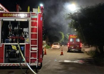 Corpo de Bombeiros Militar combate incêndio em residência