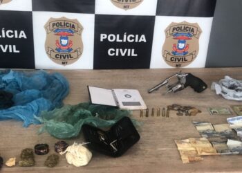 Polícia Civil prende quatro em flagrante por tráfico e apreende arma, munições e veículos