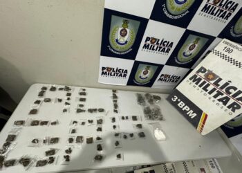 Dupla é presa por tráfico de drogas e PM apreende tabletes e 200 porções de maconha
