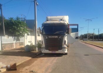 Polícia Militar recupera carreta roubada carregada de soja e prende suspeito por sequestro e cárcere privado