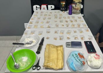 PM prende trio por tráfico de drogas e apreende 60 porções de pasta base