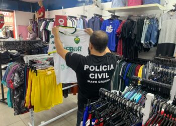 Polícia Civil e Procon apreendem 170 camisetas de time falsificadas em loja em Várzea Grande