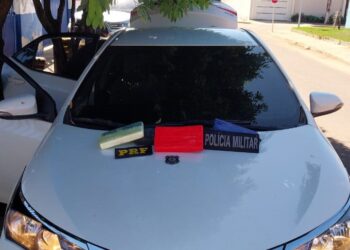 PM e PRF prendem dupla com tabletes de cocaína escondidos em fundo falso de lancha