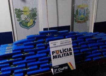 PM prende três pessoas que transportavam mais de 300 kg de maconha em carro roubado