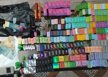 Polícia Civil apreende R$ 30 mil em dispositivos eletrônicos de fumar e prende três em flagrante