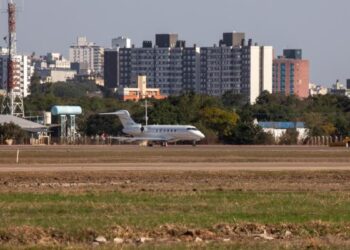 FAB presta apoio para decolagem de aeronaves retidas no Aeroporto Salgado Filho