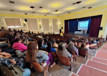 Bombeiros ensinam primeiros socorros e uso correto de extintores de incêndio a servidores da educação