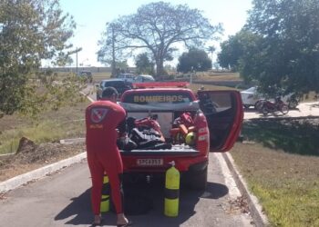 Bombeiros militares localizam corpo de homem que se afogou em lagoa de condomínio