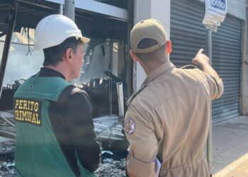 Corpo de Bombeiros controla incêndio em Shopping Popular; equipes foram acionadas 26 minutos após início