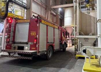 Corpo de Bombeiros controla princípio de incêndio em fábrica de grãos
