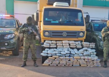 Gefron prende dois homens com 153 tabletes de skunk em caminhão de transporte de alimentos