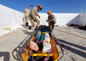 Corpo de Bombeiros Militar realiza resgate de homem que caiu de laje de cinco metros de altura